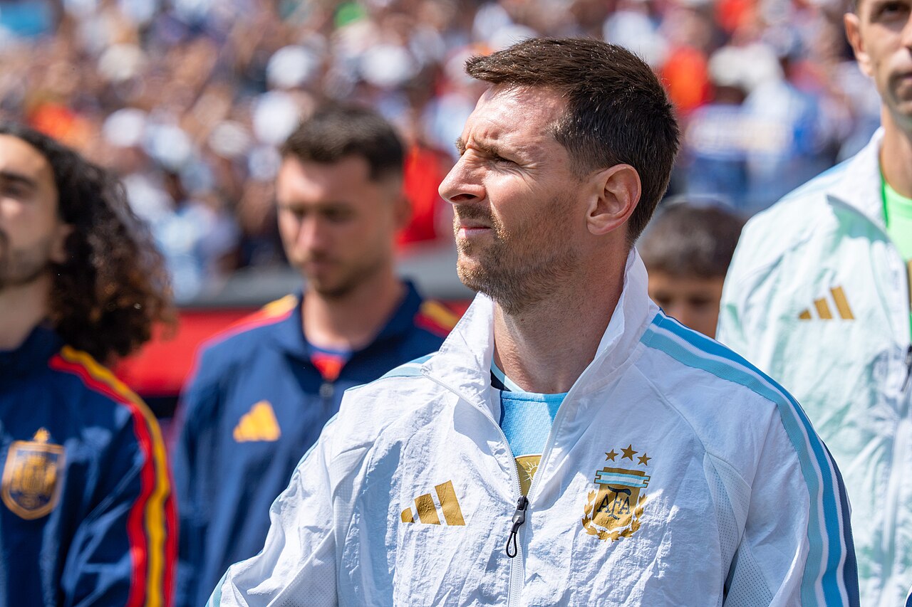Lionel Messi con la campera de la selección argentina antes de un partido en julio de 2026