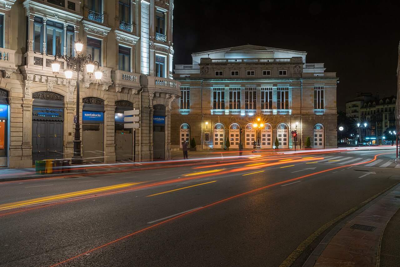 Fachada iluminada del Teatro Campoamor de Oviedo de noche