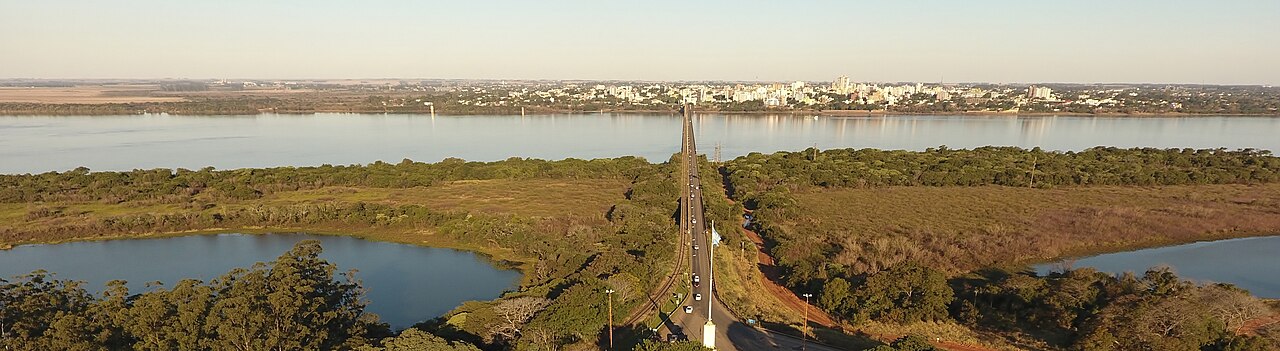 Vista aérea del puente internacional sobre el río Uruguay entre Paso de los Libres, Corrientes, y Uruguaiana, Brasil