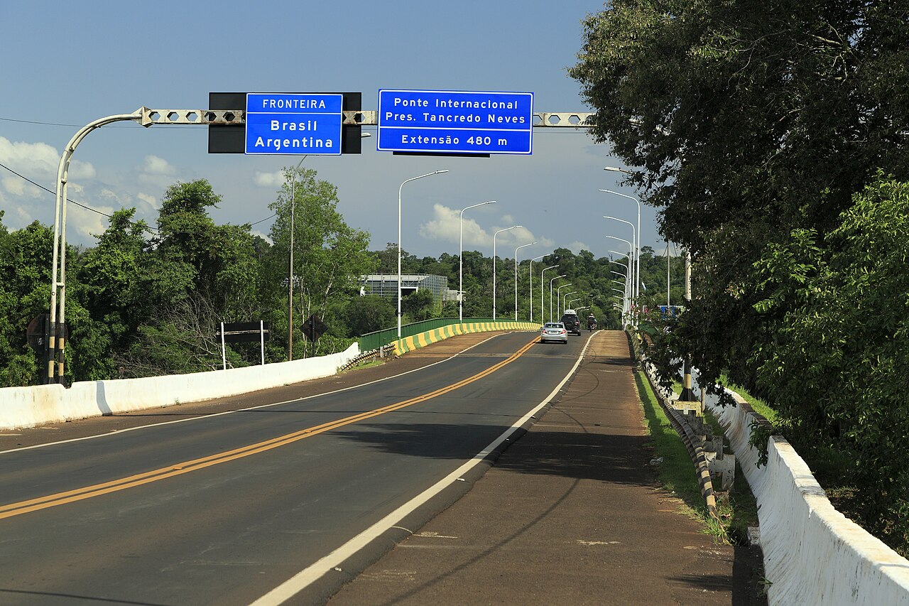 Cartel de frontera Brasil-Argentina a la entrada del puente internacional Tancredo Neves, entre Foz do Iguaçu y Puerto Iguazú