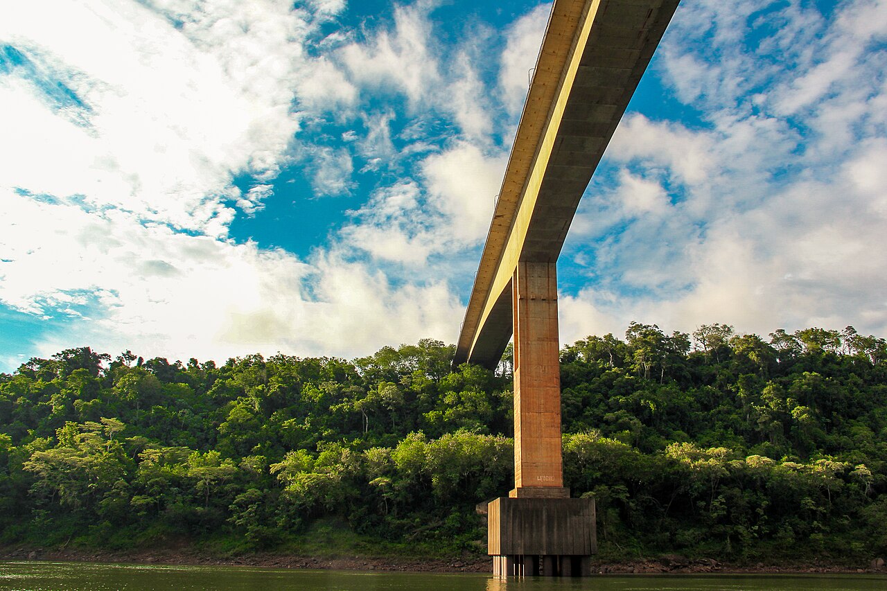 El puente Tancredo Neves visto desde el río Iguazú, con la selva en la costa