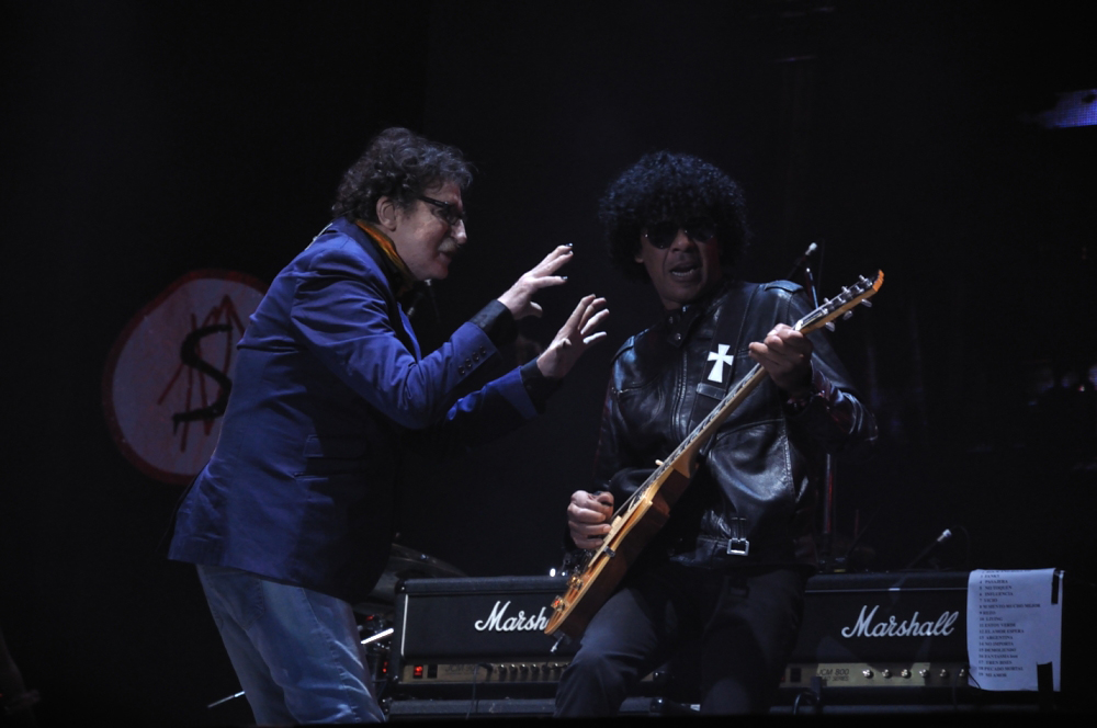 Charly García y el guitarrista Negro García López en el escenario del Cosquín Rock 2011