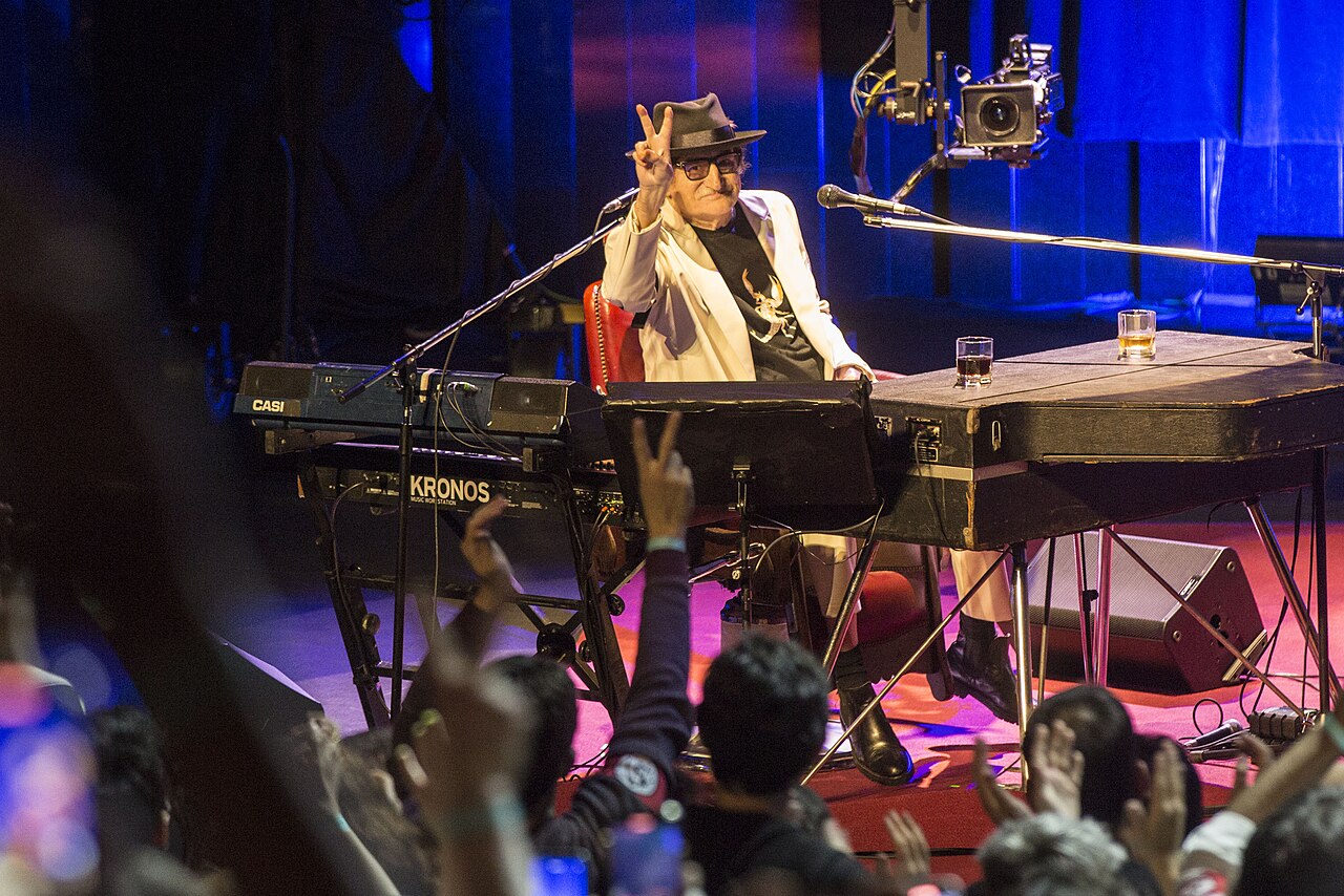 Charly García al piano, saludando al público, en el festejo de sus 70 años en el CCK, en 2021