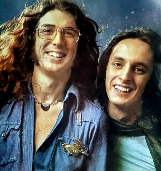 Charly García y Nito Mestre en la foto promocional del concierto Adiós Sui Generis, en 1975