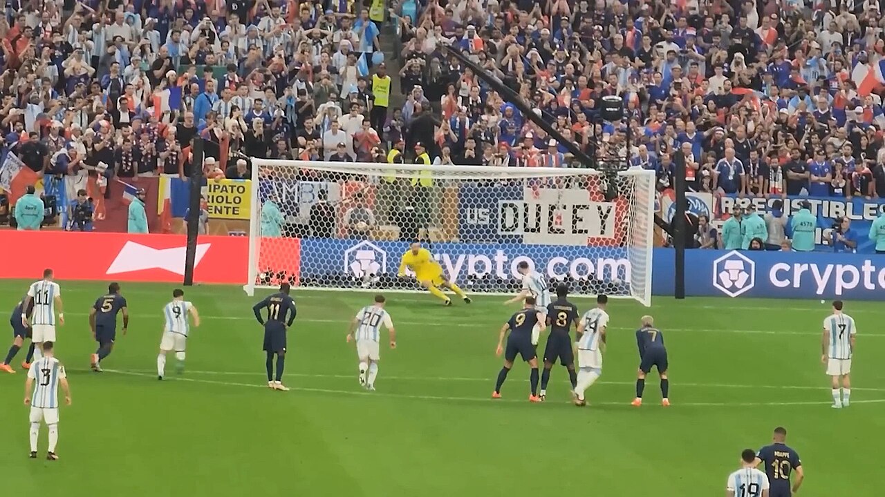Lionel Messi con la camiseta de la selección argentina patea un penal en la final de la Copa del Mundo de 2022