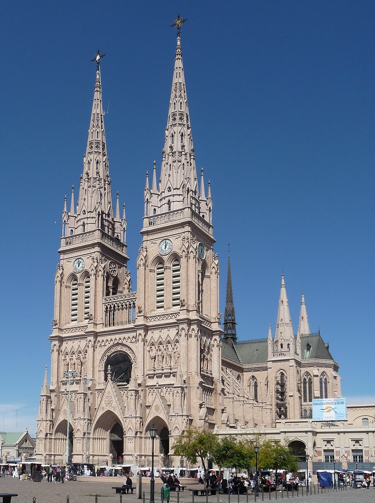 Fachada de la Basílica de Nuestra Señora de Luján, en la provincia de Buenos Aires